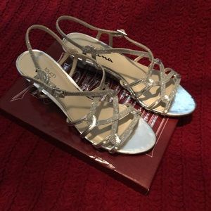 New- Silver sparkle wedge size -6 medium-